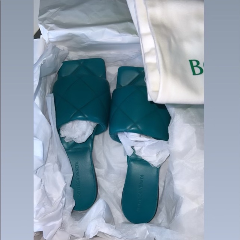 Bottega Veneta Lido Flat Leather Sandals - Picture 3 of 6